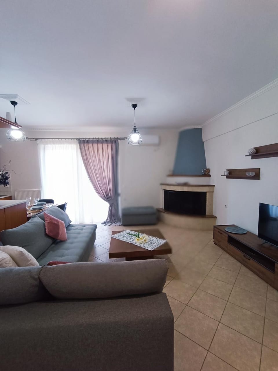 Bed, TV and multimedia, Living room, Photo of the whole room, Seating area