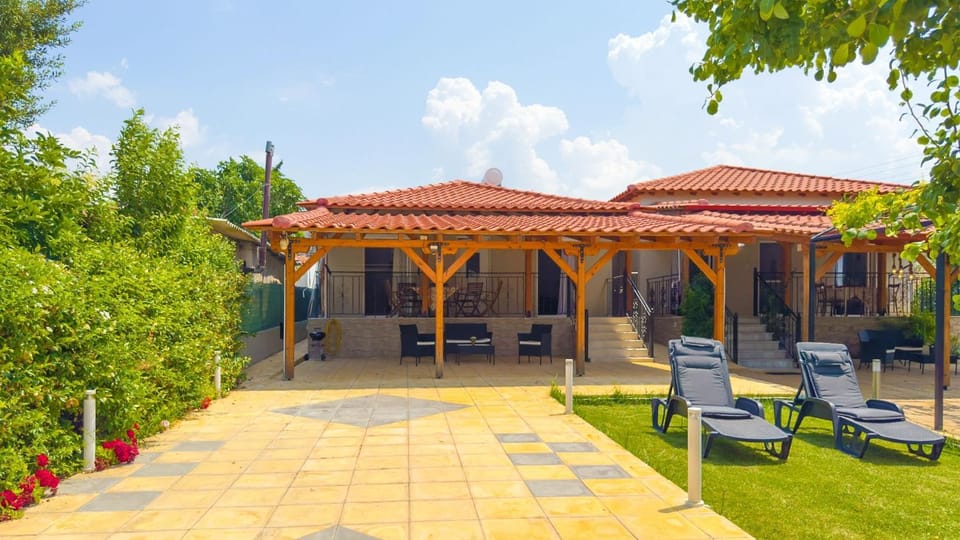 Property building, Garden view, sunbed