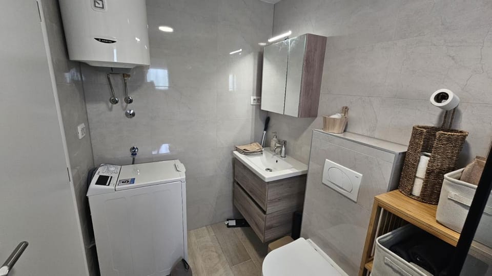 Toilet, Bathroom, towels, washing machine, dryer