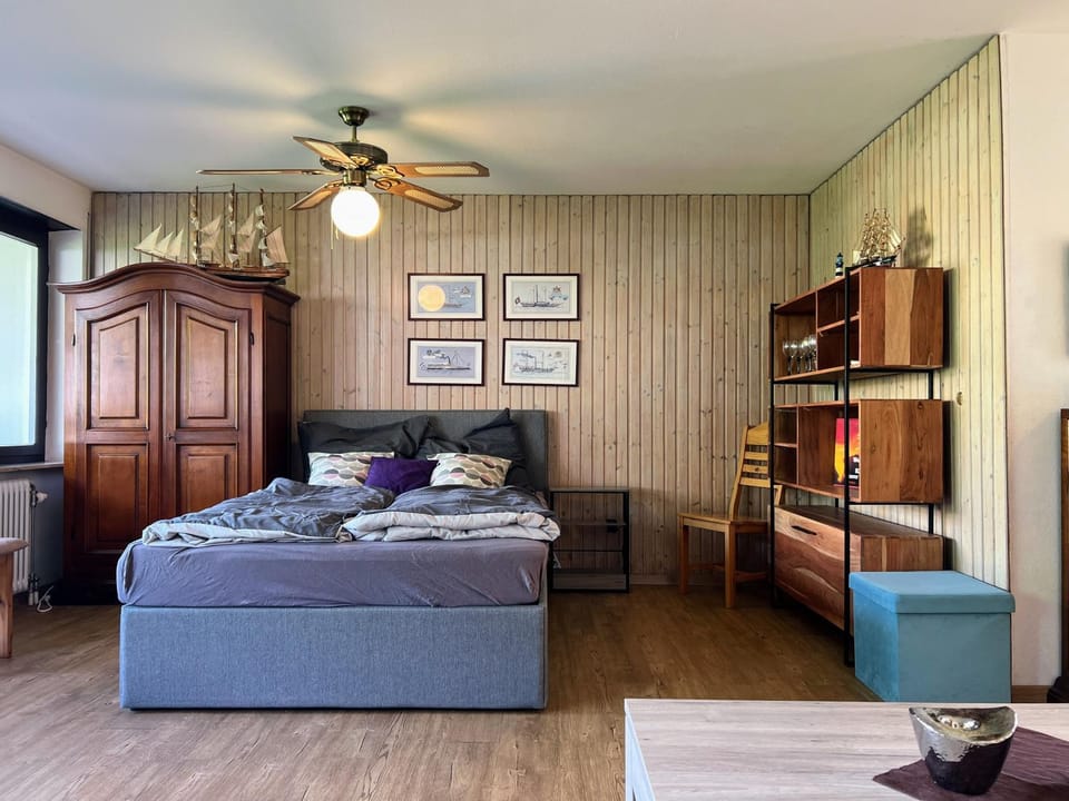 Communal lounge/ TV room, TV and multimedia, Living room, Seating area, Bedroom