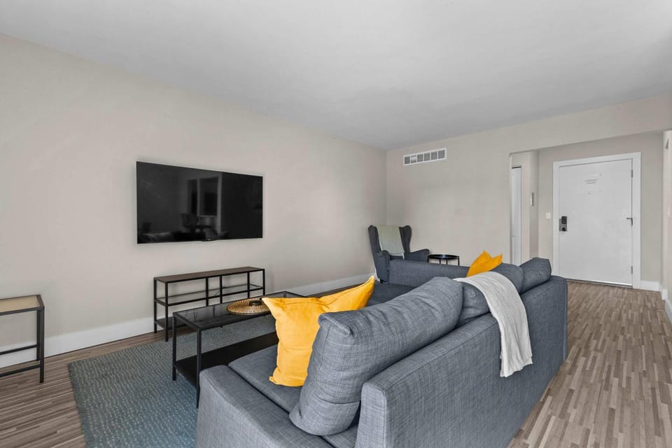 Elegant Escape Prime Location & Style Apartment in Rochester