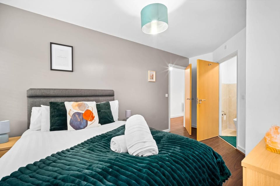 Mint drive 2 Beds With Secure Car Or Van Park w WiFi-Netflix No Deposit Required Apartment in Birmingham