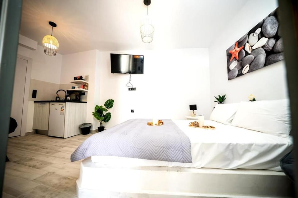 Bed, TV and multimedia, Bedroom