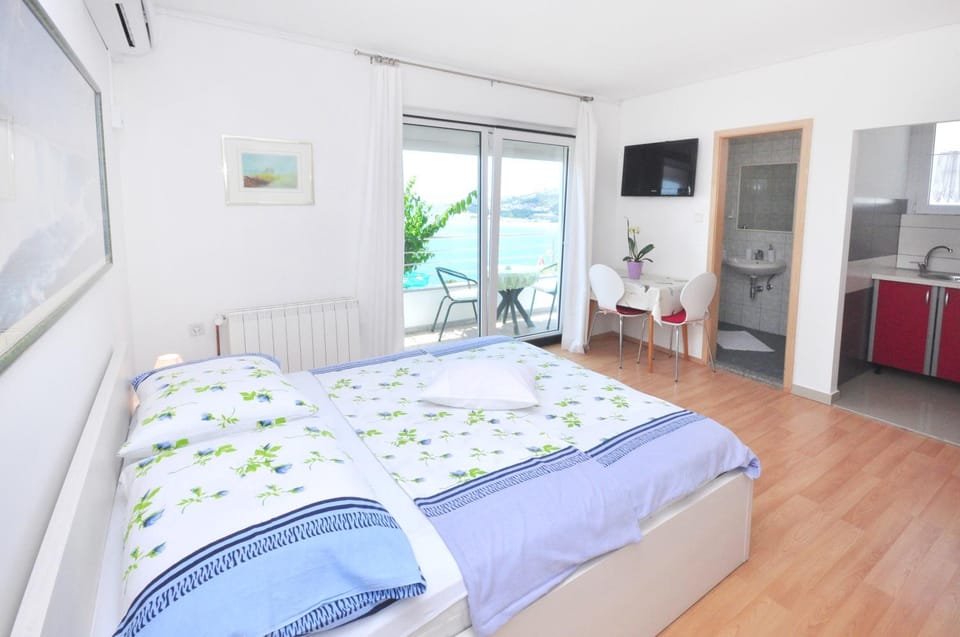 Bedroom, City view, Sea view, Street view