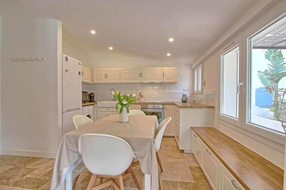 Kitchen or kitchenette, Dining area