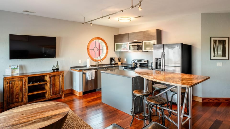 Avon Pier - 2-Bedroom, 2-Bathroom Suite at REAL Watersports Apartment in Waves