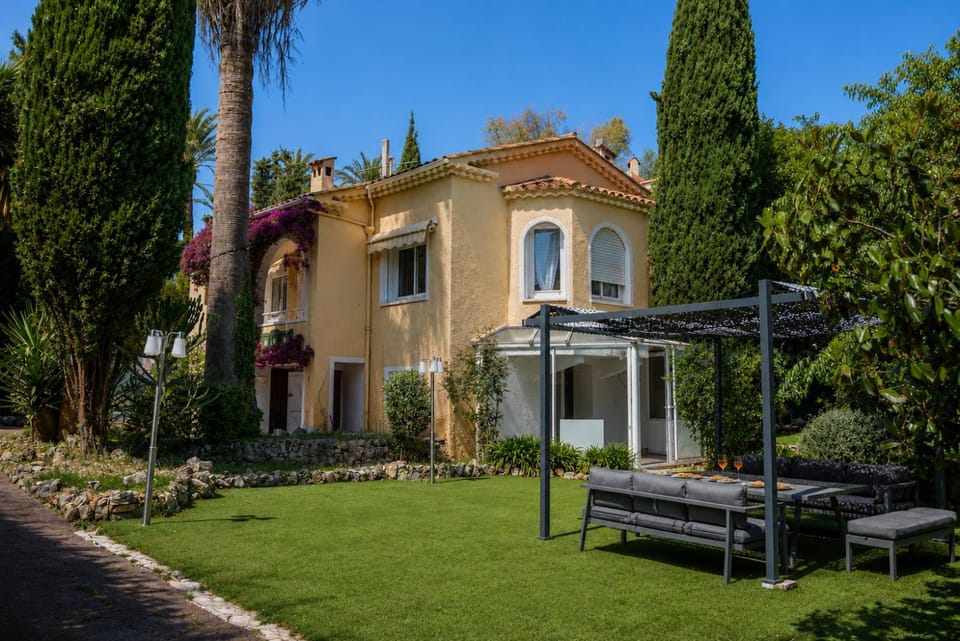 Property building, Spring, Day, Natural landscape, Garden, Garden view