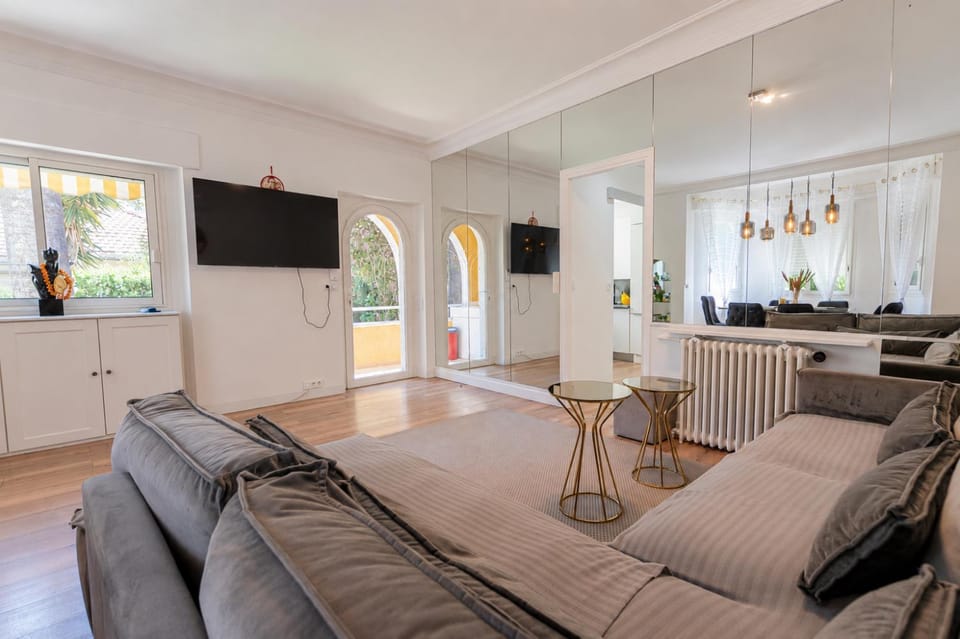 Communal lounge/ TV room, TV and multimedia, Living room, Seating area, Evening entertainment