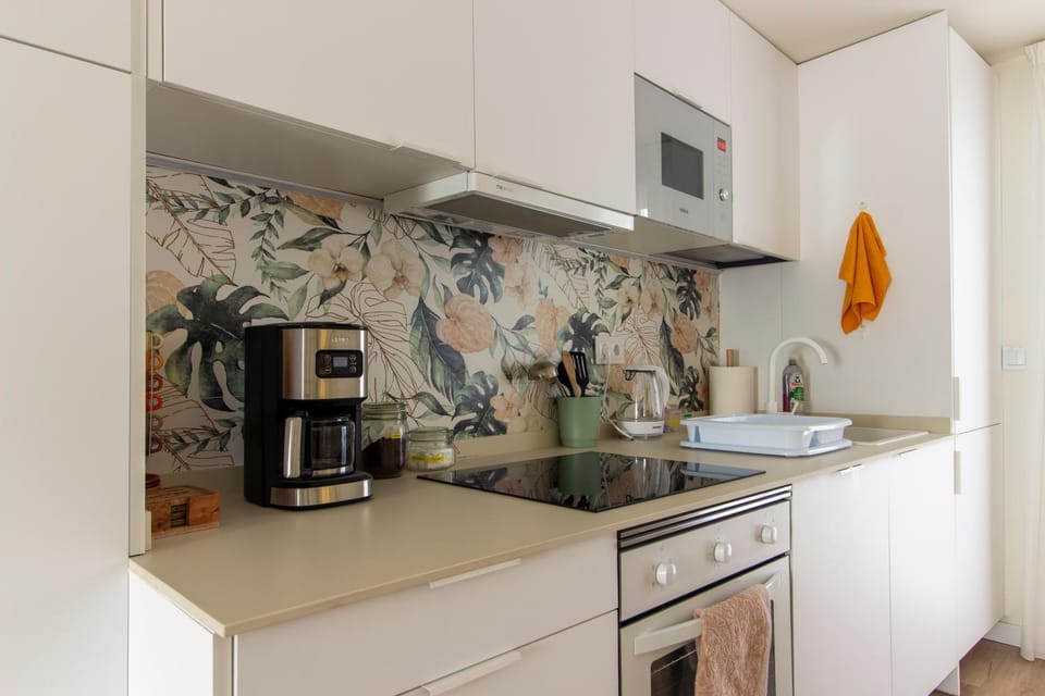 Coffee/tea facilities, Kitchen or kitchenette, stove