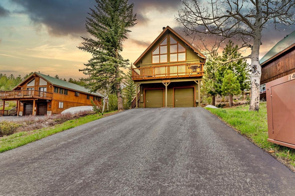 Spacious Truckee Retreat with Fireplace & Deck House in Truckee