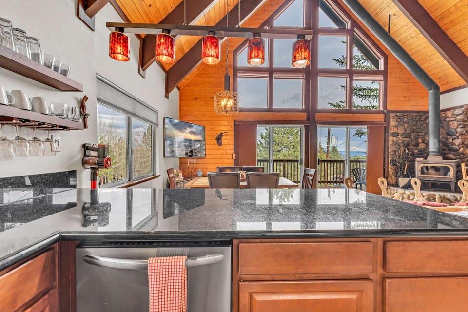 Spacious Truckee Retreat with Fireplace & Deck House in Truckee