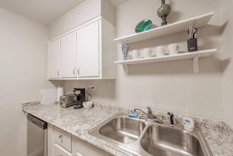 Condo with Skyline Views near Peachtree Center House in Atlanta