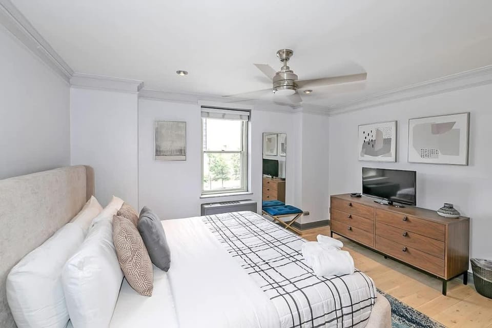 Downtown 1 Bedroom High Rise Condo with Balcony House in Atlanta