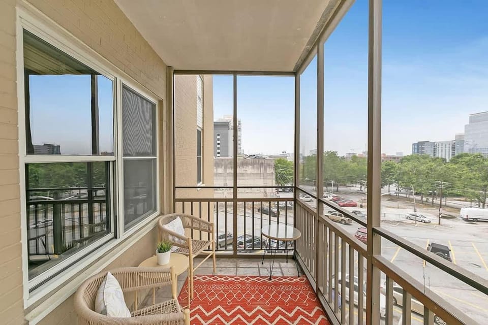 Downtown 1 Bedroom High Rise Condo with Balcony House in Atlanta