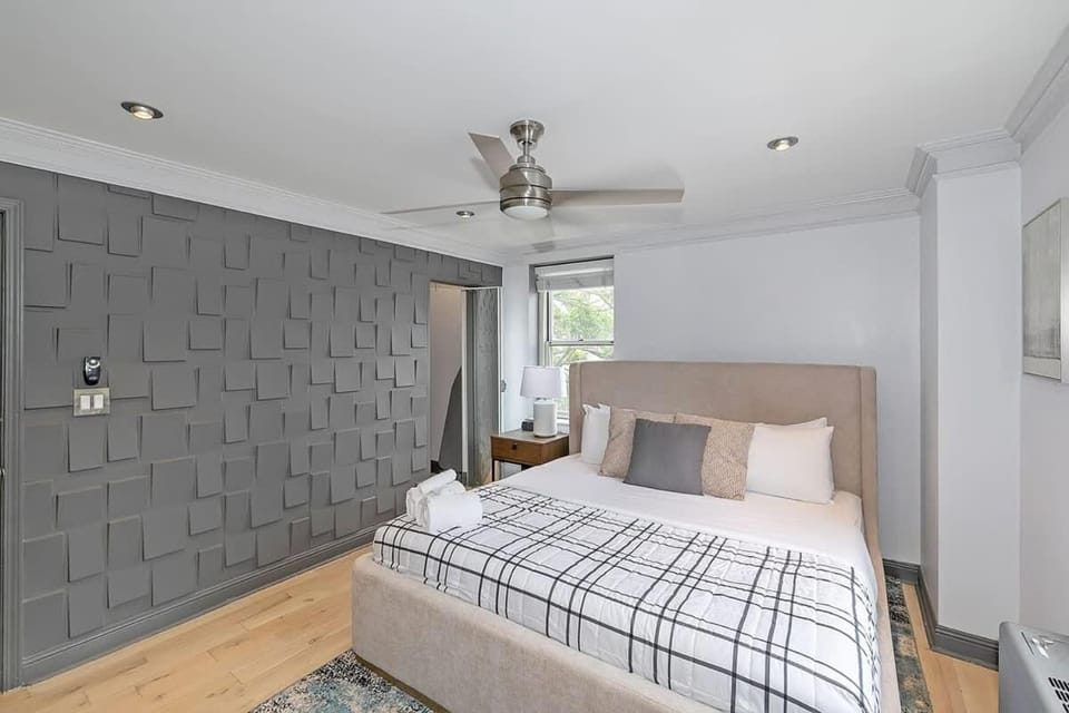 Downtown 1 Bedroom High Rise Condo with Balcony House in Atlanta