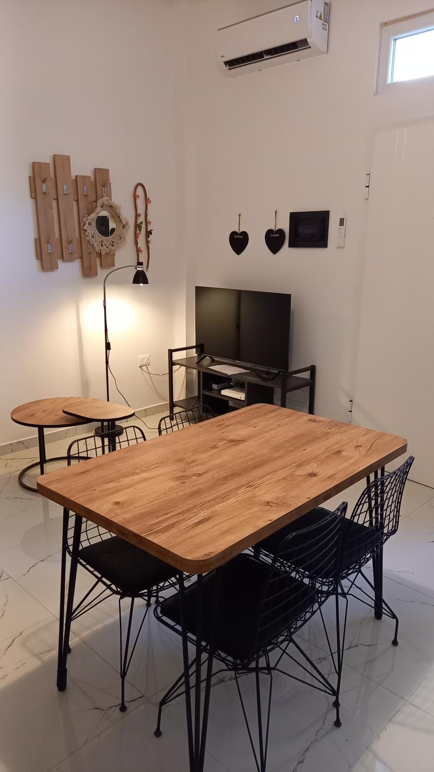 TV and multimedia, Living room, Seating area, Dining area