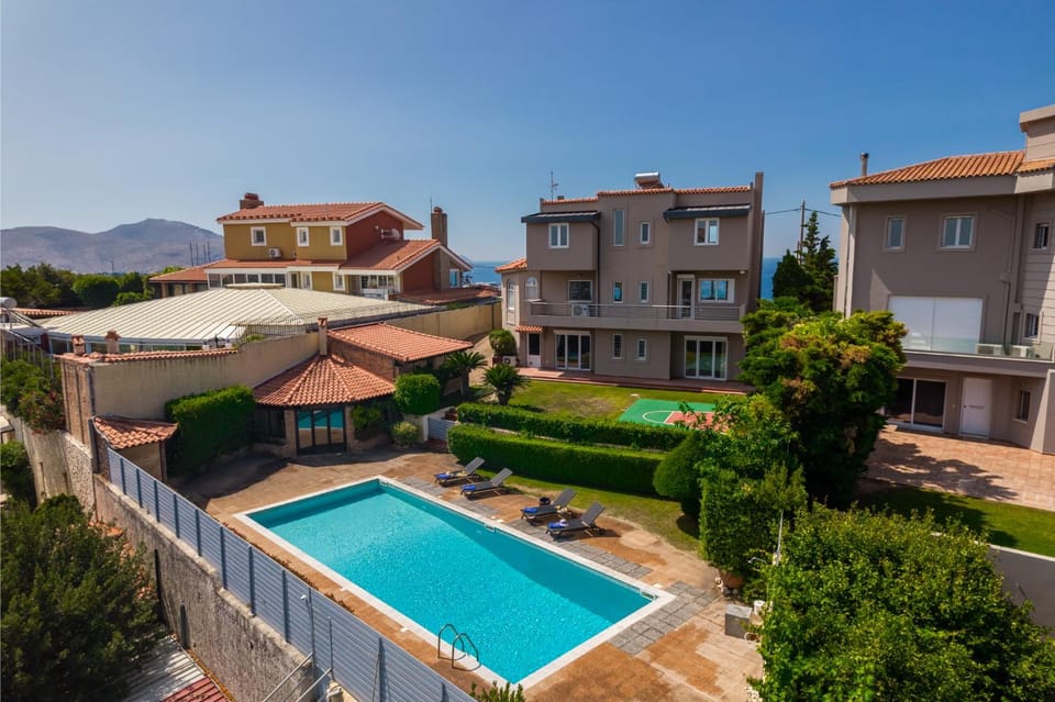 Property building, Day, Pool view, Swimming pool, sunbed