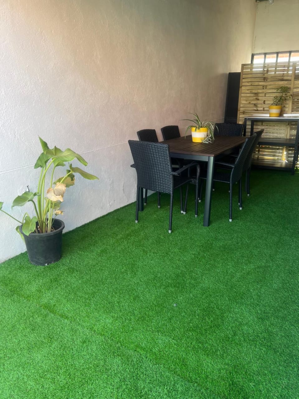 Garden, Living room, Seating area, Dining area
