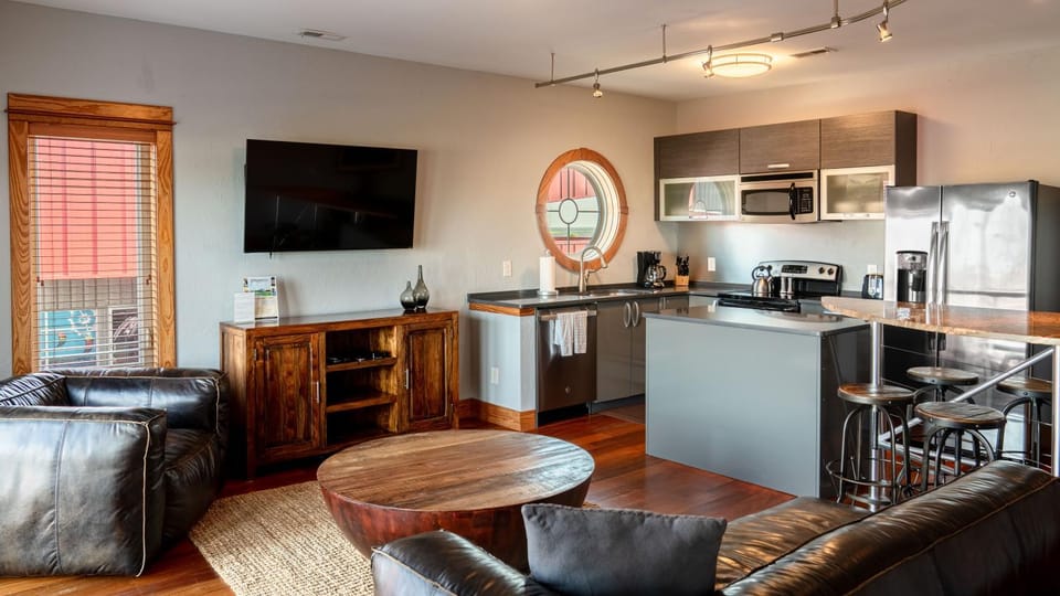 Lighthouse - 3-Bedroom, 3-Bathroom Suite at REAL Watersports Apartment in Waves