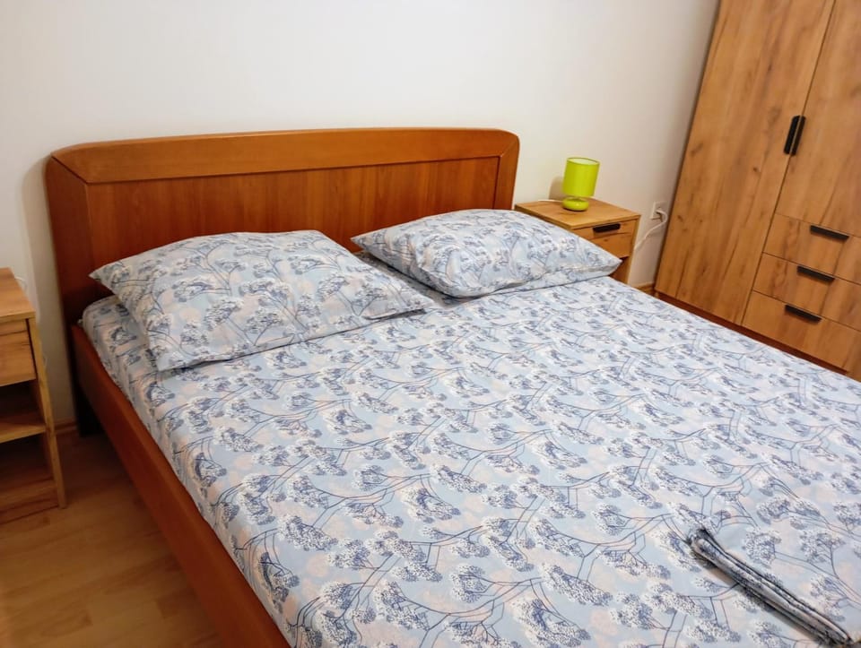 Bed, Bedroom, towels, wardrobe