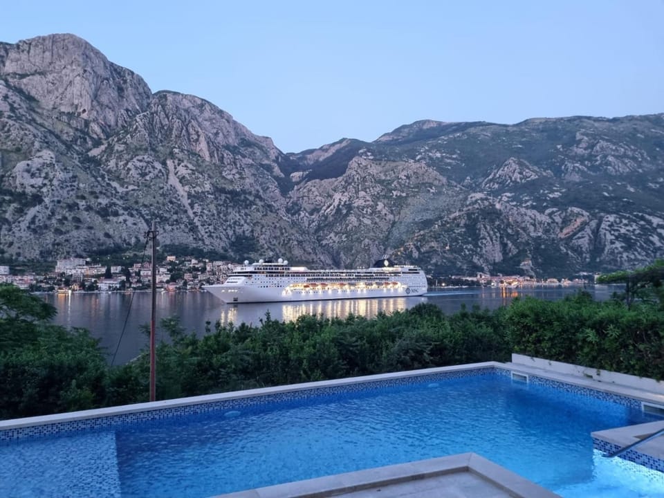 Sea view apartment with heated pool Apartment in Kotor