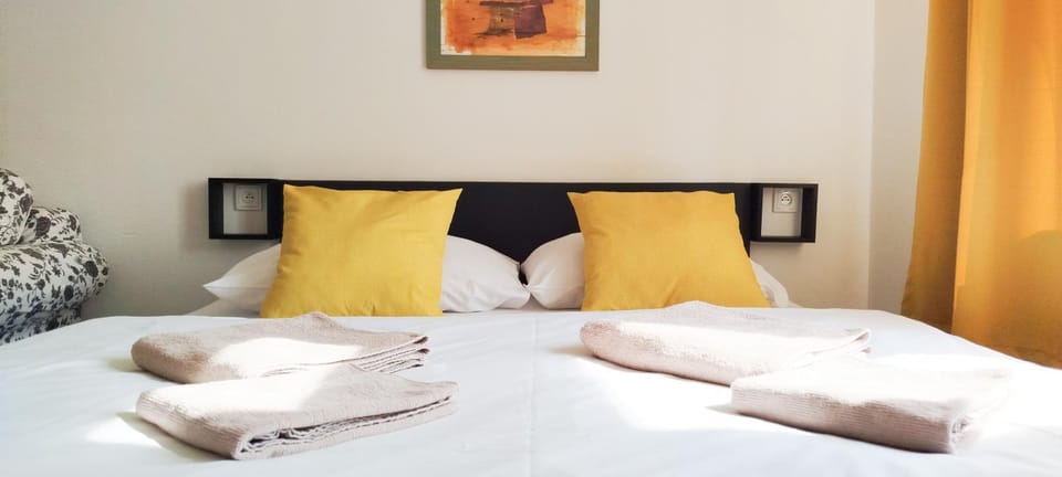 Bed, Photo of the whole room, Bedroom, towels