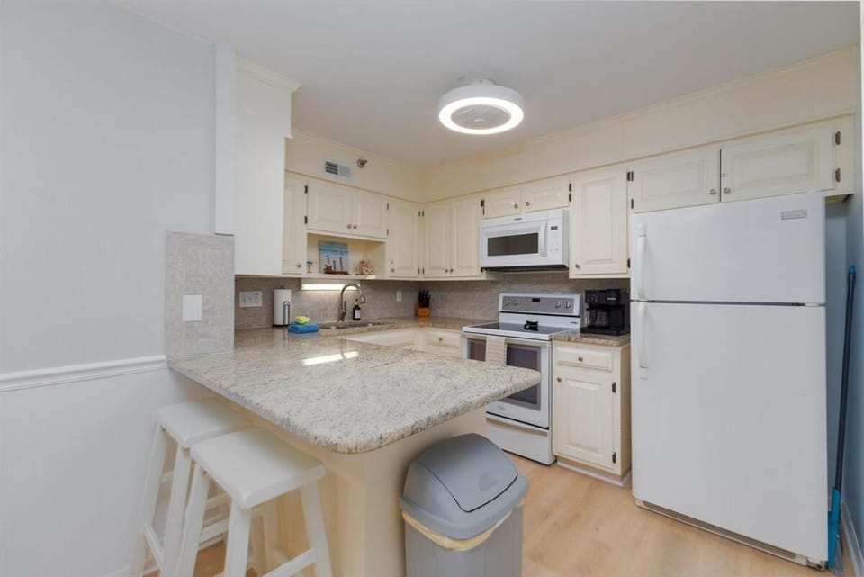 Pelican's Post -Ocean, Pool Views, Private Balcony Apartment in North Topsail Beach