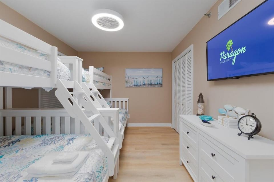 Pelican's Post -Ocean, Pool Views, Private Balcony Apartment in North Topsail Beach