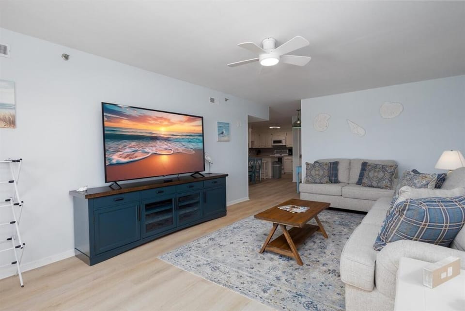 Pelican's Post -Ocean, Pool Views, Private Balcony Apartment in North Topsail Beach
