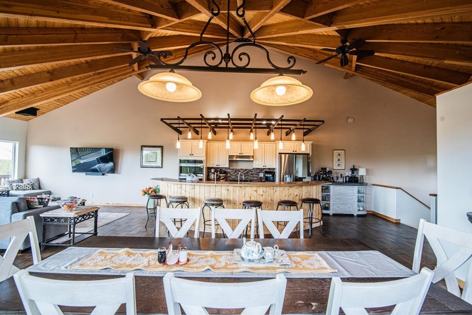 Kitchen or kitchenette, Dining area