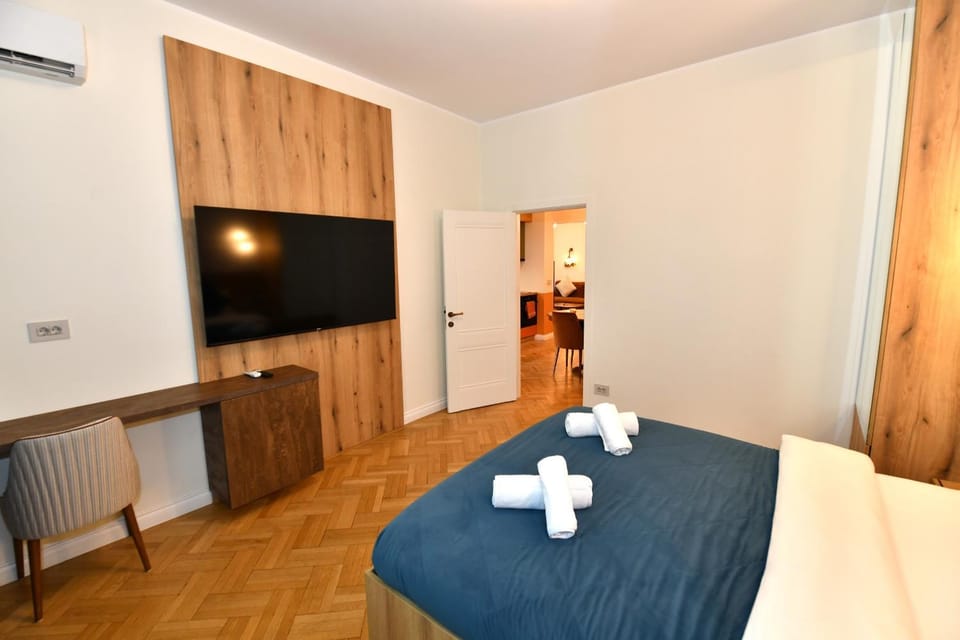 Bed, TV and multimedia, Seating area, Bedroom, towels