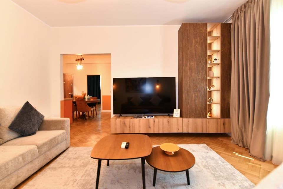TV and multimedia, Living room, Decorative detail, Seating area
