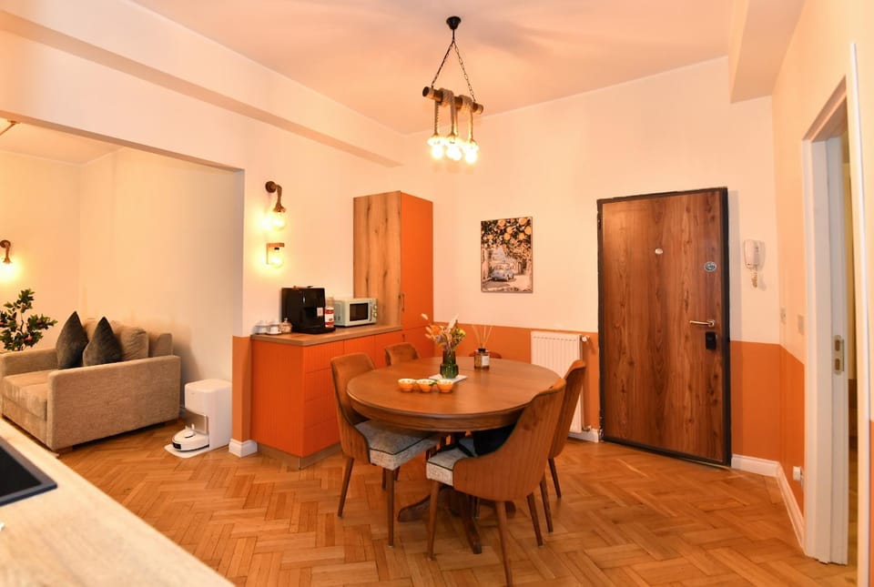 Coffee/tea facilities, Seating area, Dining area, microwave