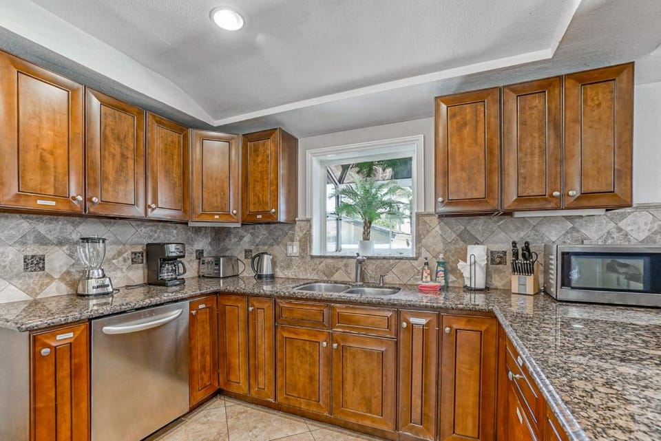 F-66 Poolside Retreat House in Garden Grove