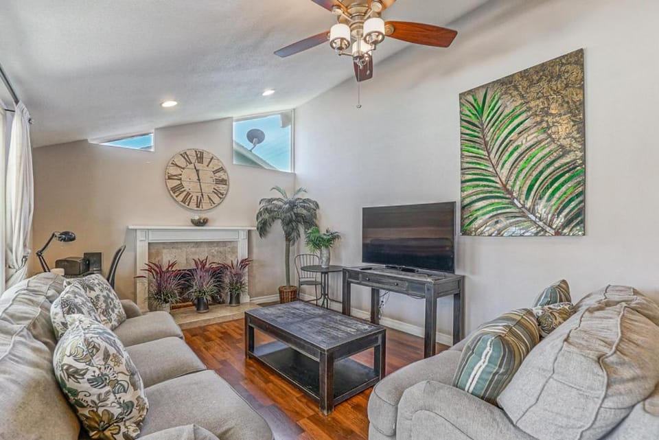 F-66 Poolside Retreat House in Garden Grove
