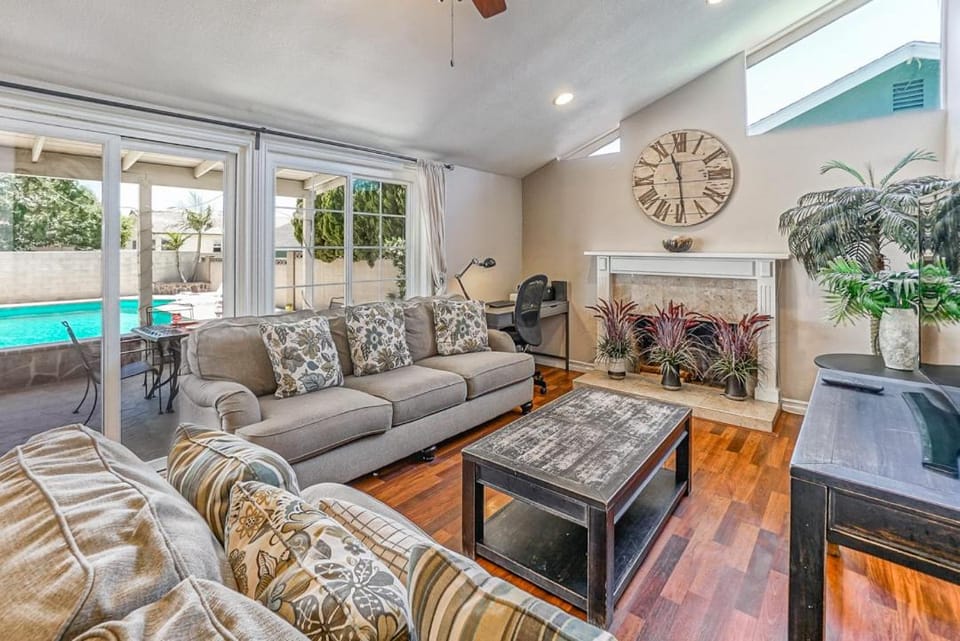 F-66 Poolside Retreat House in Garden Grove