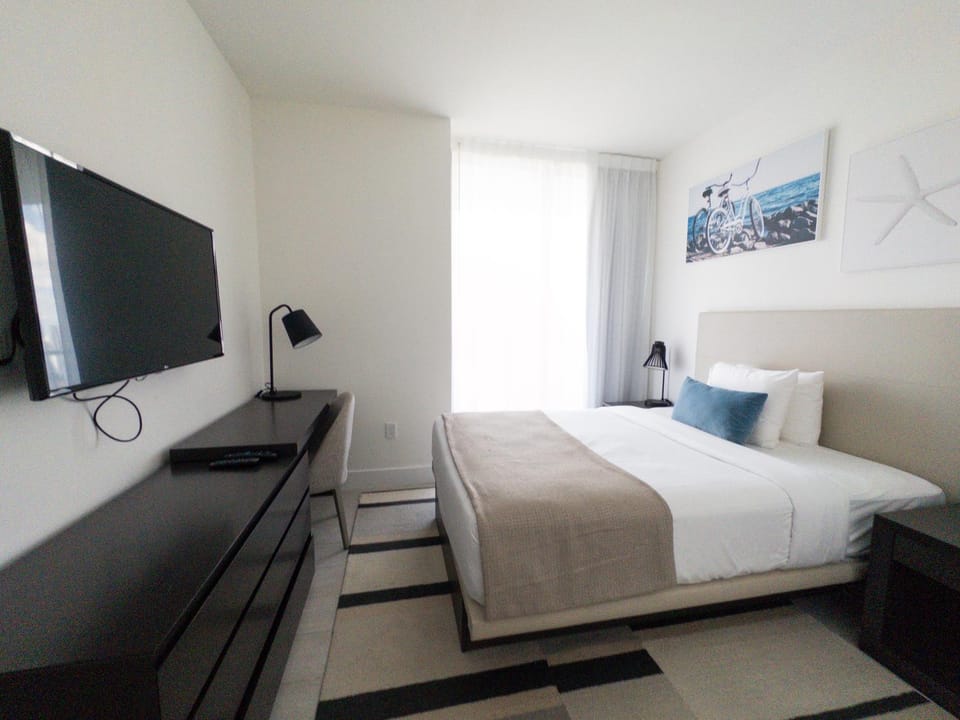 3 BDR Beach Bliss Apartment hotel in Hollywood Beach