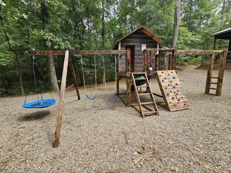 Lazy Daze Lodge - Hot Tub Playset & Firepit House in Broken Bow