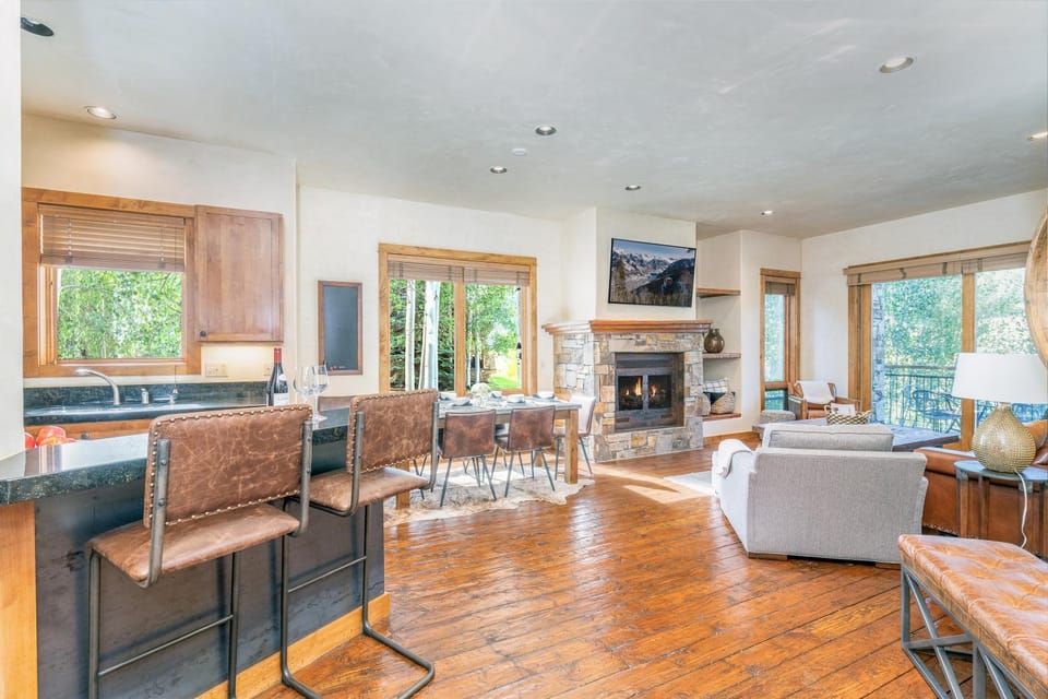 Communal lounge/ TV room, TV and multimedia, Living room, Seating area, Dining area, Evening entertainment