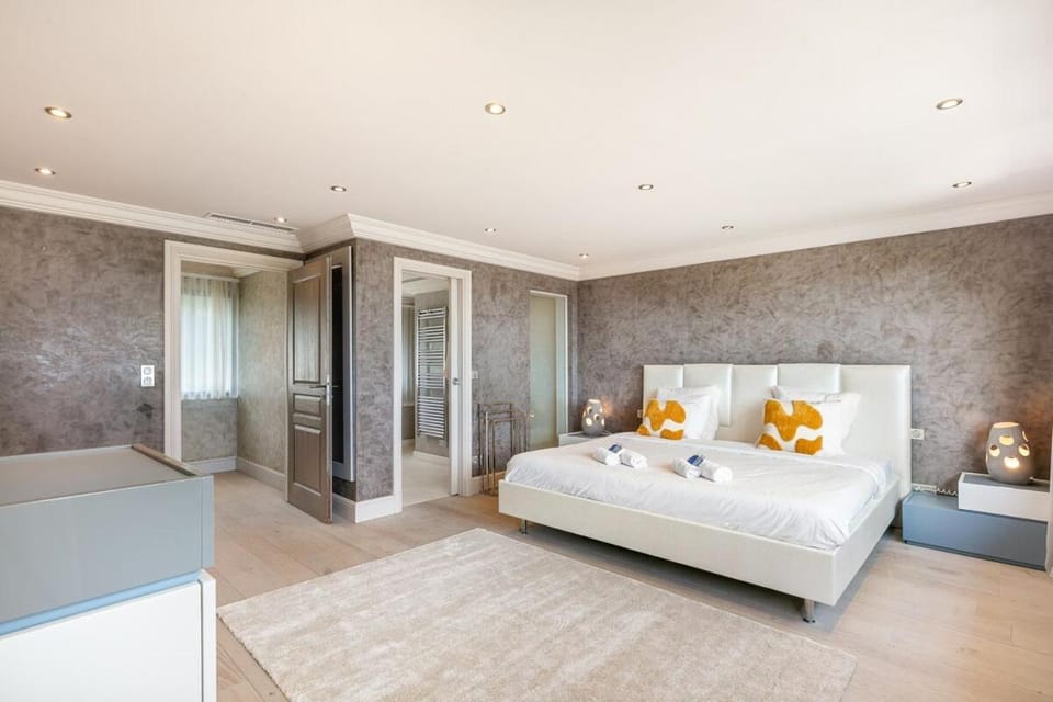 Bed, Photo of the whole room, Bedroom, air conditioner, air conditioner