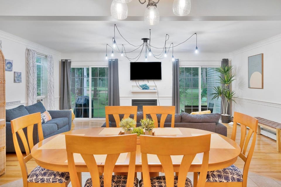 Communal lounge/ TV room, Living room, Seating area, Dining area