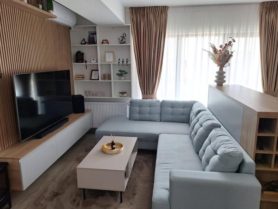 Communal lounge/ TV room, TV and multimedia, Living room, Seating area, Evening entertainment