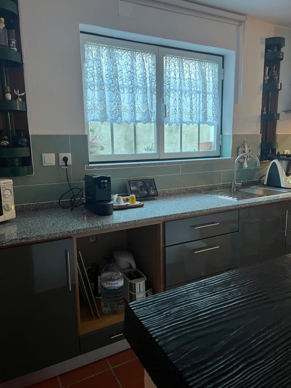 Kitchen or kitchenette, minibar