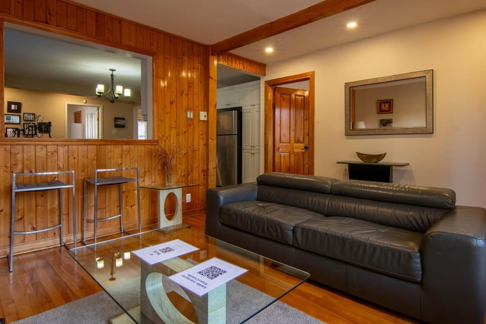 Cozy Bungalow Longueuil - 3 BR - 6 pers Apartment in Longueuil