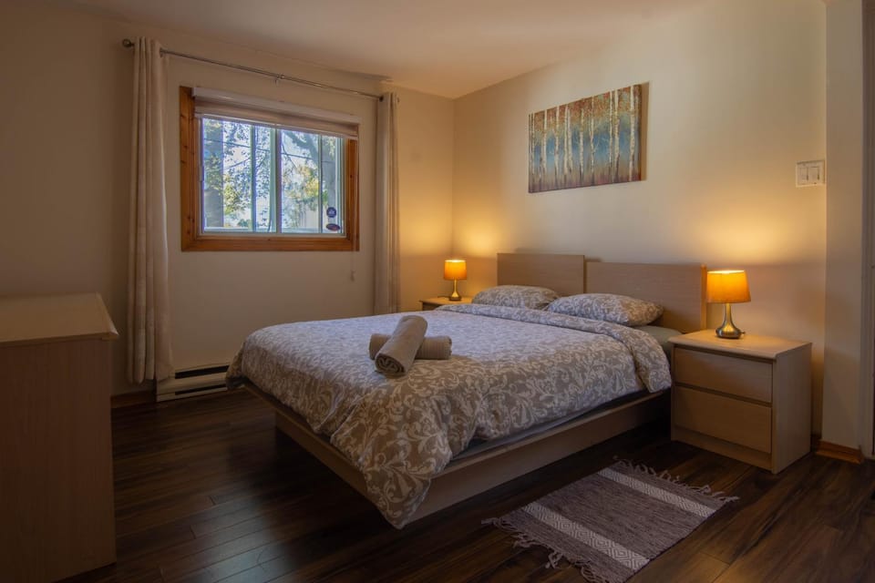 Cozy Bungalow Longueuil - 3 BR - 6 pers Apartment in Longueuil