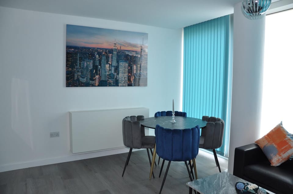 2 Bedroom Chic Apt- Central MK Apartment in Milton Keynes