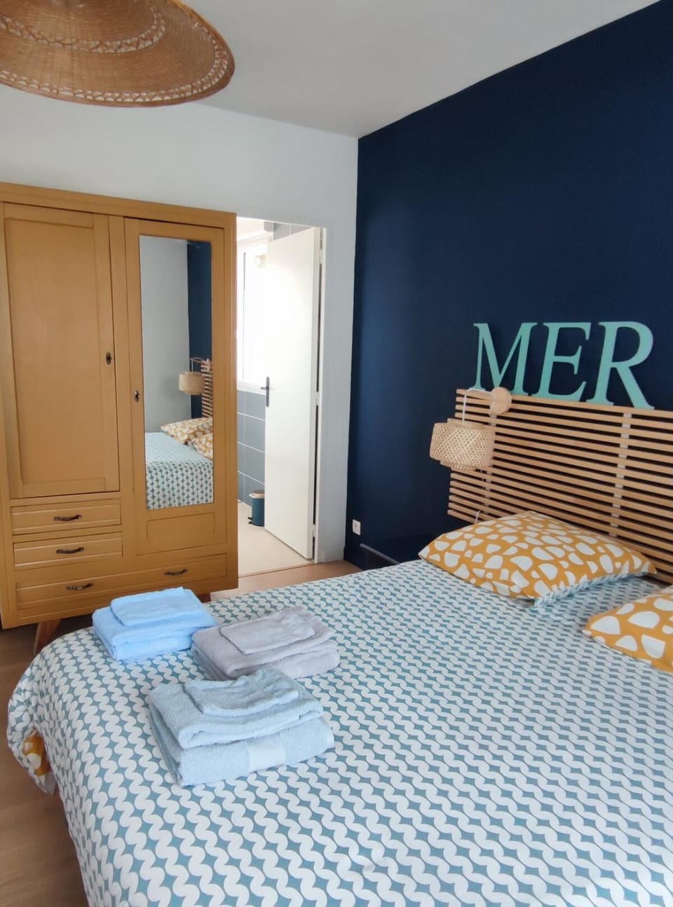 Bed, Photo of the whole room, towels
