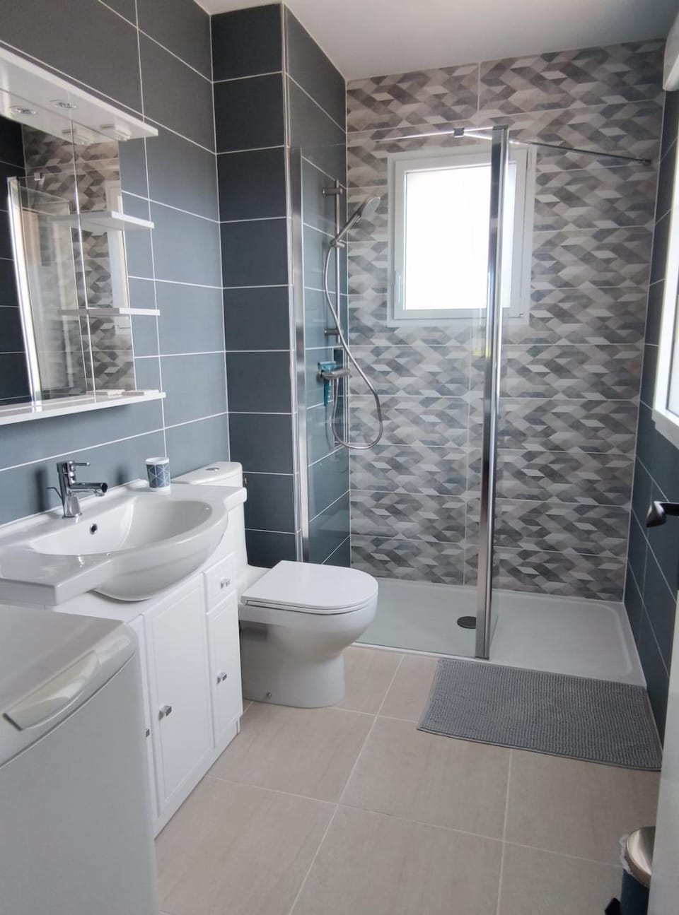 Shower, Toilet, Bathroom, towels