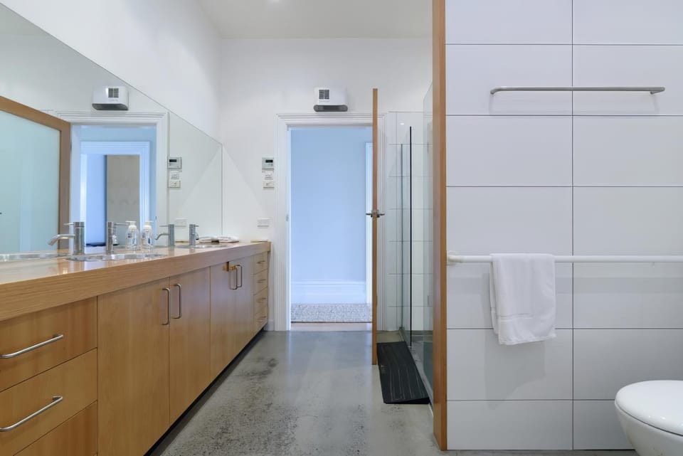 Light-Filled Comfort Near Hospital & City House in Launceston