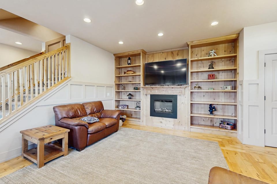 Bear Shore Retreat House in Garden City
